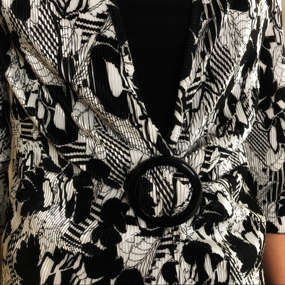 3 LEFT XS-M Chic Stretchy 2 in 1 Geometric Floral Top - Picture 3 of 5